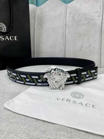 宽度4.0 Cm Versace 范思哲 此款经典的versace腰带由柔软的小牛皮制成，饰有la Greca印花，并配有3D美杜莎腰带扣。 - 点击图像关闭