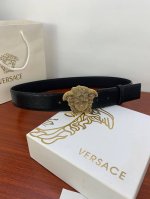 宽度4.0Cm Versace 范思哲 此款蜥蜴纹腰带饰有标志性的Versace美杜莎头像钻扣，彰显品牌格调。是一款精美的衣橱必备单品。