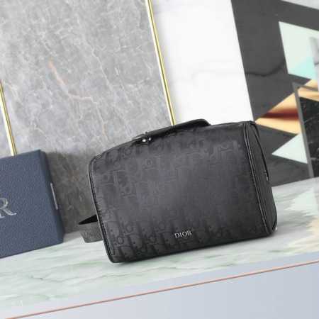 Dior Lingot洗漱包尺寸21.6×12.5×10.5 长×高×宽 黑色科技面料Oblique Mirage 编号:2Adca418Swc_H00N_Tu - 点击图像关闭