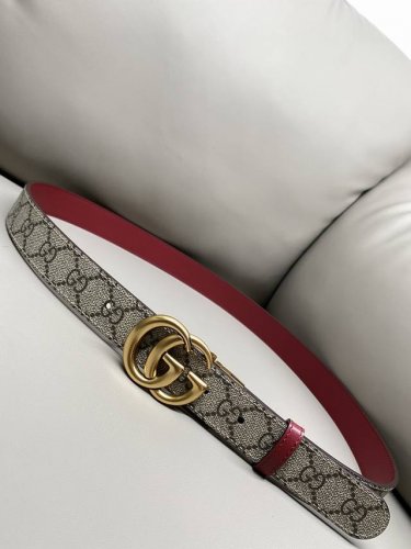 Gg Marmont系列双面宽版腰带3.0这款双面腰带为2025早秋系列再添亮眼力作。甄选Gg Supreme帆布和皮革打造，致敬品牌取之不竭的典藏宝库。浅金色