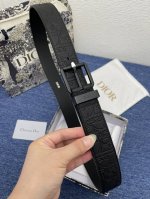 特 这款 35 毫米双面腰带结合典雅气质与摩登风范。 一面采用黑色 Dior Gravity 印花效果皮革，以牛皮革融合压花工艺，演绎经典的 Oblique 印