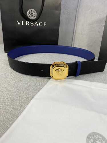 宽度：4.0Cm 范思哲 两面荔枝纹腰带饰有标志性的Versace美杜莎头像扣，彰显品牌格调。是一款精美的衣橱必备单品。