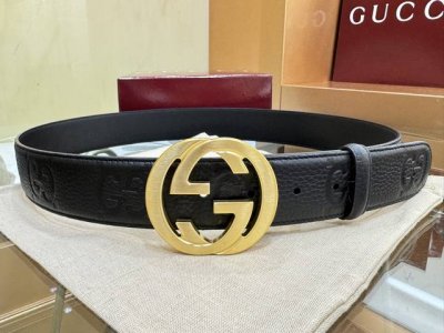 互扣式双G以拉丝调配件亮眼呈现，致敬品牌悠久传承。这款腰带以黑色Gg Supreme帆布匠心打造。 黑色Gg Supreme帆布 黑色皮滚边 本款腰带适用低腰和
