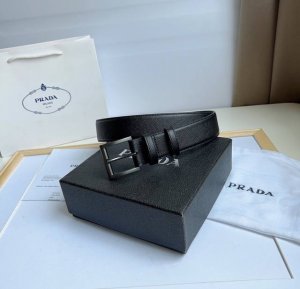 Prada 普拉达 专柜最新款 这款简约而精致的saffiano皮革腰带配以金属搭扣 三角形徽标醒目装点尖部 Saffiano皮革呈现涂蜡饰面和交叉平行线纹理
