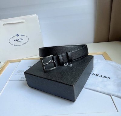 Prada 普拉达 专柜最新款 这款简约而精致的saffiano皮革腰带配以金属搭扣 三角形徽标醒目装点尖部 Saffiano皮革呈现涂蜡饰面和交叉平行线纹理