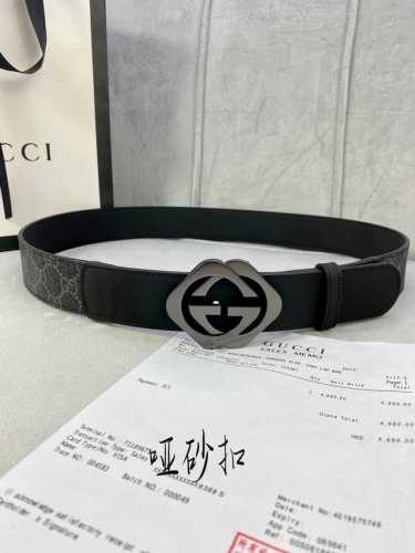 宽度4.0Cm Gucci 这款腰带在早秋系列中惊艳亮相，采用以标志性米色 乌木色组合呈现的品牌双G字母交织图案，与黑色皮革材质相得益彰。双G菱形砂扣采用做旧效