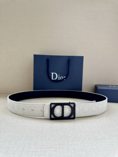 特 宽度3.5Cm Dior 这款腰带巧妙融合优雅与时尚，彰显 Dior 的精湛工艺。采用头层牛皮精心制作，饰以 Kumo 藤格纹，以全新方式呈现经典图案。腰带