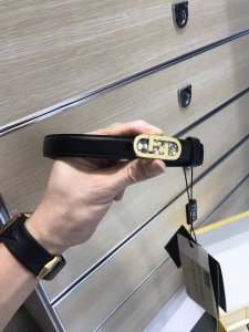 特P200 配送专柜包装 打孔针 宽20 Mm，搭配原单钌钯电镀F蟒蛇皮扣，手感.油边近乎完美，原产小牛皮料定制，双面可用，质感无可挑剔，出众的细节，高清实拍，