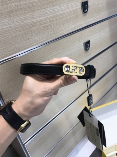 特P200 配送专柜包装 打孔针 宽20 Mm，搭配原单钌钯电镀F蟒蛇皮扣，手感.油边近乎完美，原产小牛皮料定制，双面可用，质感无可挑剔，出众的细节，高清实拍，