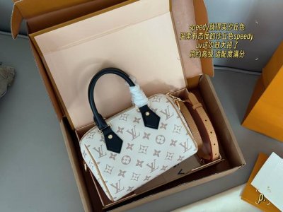 配盒 Size：20*14Cm L家 Speedy20沙丘色， 这不比经典老花好看的多嘛 清新脱俗，日常百搭，不老气，青春有活力，老钱风。 L家 Speed20