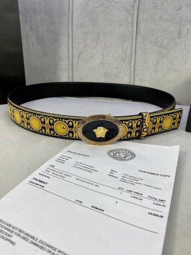 特 宽度4.0Cm Versace 范思哲 此款palazzo腰带采用牛皮革面料制作，并饰有le Pop Classique图案印花和标志性的椭圆美杜莎五金配件