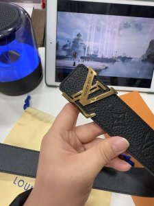 高端品質 實物拍攝 配全套包裝 品牌 L V海外原單 扣頭材質 雙色純鋼扣 帶身材質正面 38Mm寬度採用進口頭層牛皮腰帶 純鋼質五金扣頭實物拍攝長短不可自行裁
