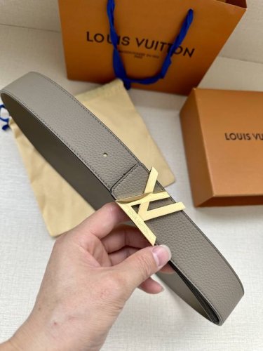本款 Damier Lv 40 毫米双面腰带做工精良，风格经典。深色牛皮革皮带与 Lv 字母搭扣优雅相称，与精心镂刻的英字母气质优雅，可双面使用，轻松搭配您钟爱