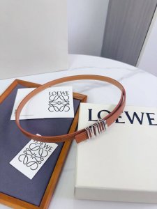 特 Loewe 罗意威专柜最新同款腰带 选用光滑牛皮革窄款腰带 配有Anagram Pebble针扣 卓越的工艺 个性的造型 精美的材质 宽 15Mm