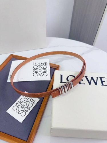 特 Loewe 罗意威专柜最新同款腰带 选用光滑牛皮革窄款腰带 配有Anagram Pebble针扣 卓越的工艺 个性的造型 精美的材质 宽 15Mm