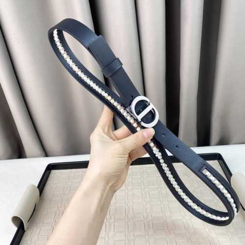 特 。 Dior 23独家新款 30 Montaigne Cd 腰带扣 内侧饰以 Christian Dior Paris 标志 浅金色饰面金属细节，白色玻璃珠