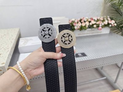 范思哲美杜莎Logo牛皮皮带 皮带非常有质感，Logo十分精致,搭配纯牛皮带身，宽度3.8厘米。 与西装绝配，休闲风也能驾驭 腰带独特的美感，鲜明的设计风格。