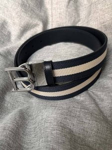特P200 Bally(巴利) 专柜同款 男士休闲布配皮腰带 宽3.4Cm这款帆布腰带饰以蓝色和奶油色迷幻火车条纹，搭配蓝色牛皮表面，彰显 Bally 运动风情