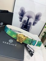 此款双面腰带采用光滑的saffiano皮革制作，并配有3D美杜莎腰带扣。一面为单色设计，另一面饰有Tabloid印花。此款印花既是对当下名人文化的暗示，又是对由