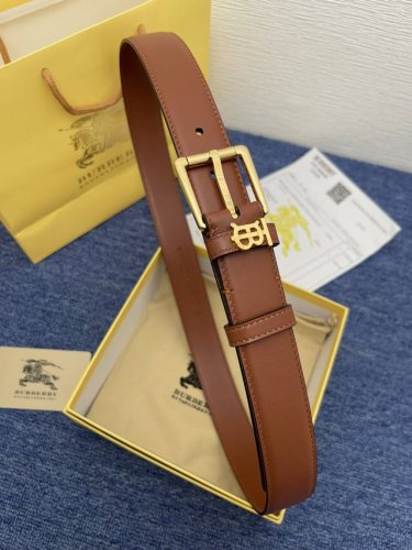品牌 巴宝莉 特 描述 经典系列新品腰带，采用小牛皮材质，完美搭配手工车线，经典配色，可搭配商务西装或更为休闲的造型。腰带为法国尺寸，请在购买前参阅腰带尺寸指南