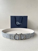 宽度3.5Cm Dior 受到标志性的同名手袋的启发，Montaigne腰带提供可翻转的版本，这要归功于其旋转机制。一侧采用天然光滑的小牛皮制成
