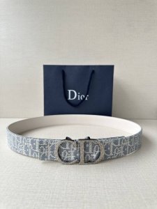宽度3.5Cm Dior 受到标志性的同名手袋的启发，Montaigne腰带提供可翻转的版本，这要归功于其旋转机制。一侧采用天然光滑的小牛皮制成