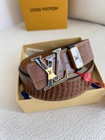 品名： Lv..路易..威登腰带皮带原单 型号：挂扣，经典纯钢材质磨胶面字母挂扣，头层牛皮，图片实物拍摄 材料：头层牛皮，挂扣系列，纯钢材质扣头，钯镀电镀工艺永