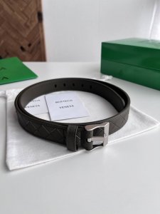 -Bv 2025新款女士编织腰带 纯手工Intreccio大格子编织 双面意大利小牛皮搭配微复古银色表扣设计针扣 宽度2.5Cm 颜色: 原野绿