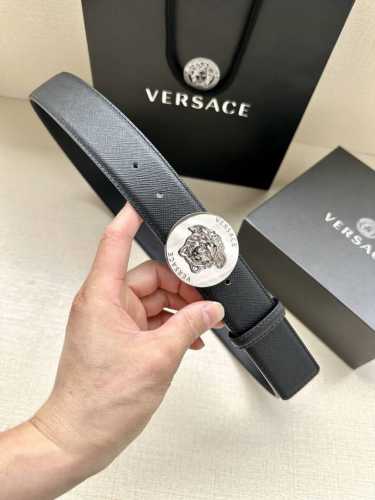 宽度4.0Cm Versaec 范思哲 此款时尚腰带由柔软的小牛皮革制成，饰有立体美杜莎原单钢扣 五金采用真空电镀 。