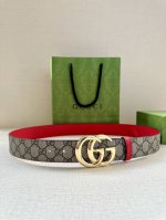 Gucci 宽度3.8Cm 这款宽版腰带饰有双G细节，交织字母图案配件令其更添魅力。这款配饰现已成为Gucci的高辨识度单品，一面采用Gg Supreme帆布，