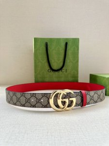 Gucci 宽度3.8Cm 这款宽版腰带饰有双G细节，交织字母图案配件令其更添魅力。这款配饰现已成为Gucci的高辨识度单品，一面采用Gg Supreme帆布，