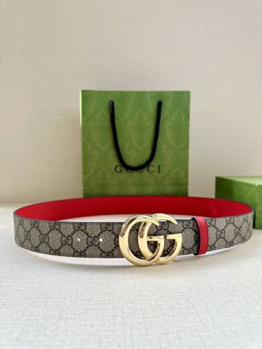 Gucci 宽度3.8Cm 这款宽版腰带饰有双G细节，交织字母图案配件令其更添魅力。这款配饰现已成为Gucci的高辨识度单品，一面采用Gg Supreme帆布，