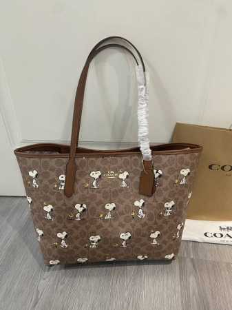 Coach 蔻驰新款 5月新品Cbj89 新款 史努比City Tote 最卡哇伊老花托特 吸扣设计 自重感极轻 都是经典颜色搭配 工艺细致，真皮包边 耐用度大 - 点击图像关闭