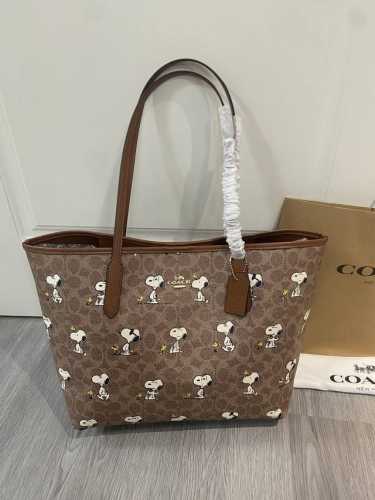 Coach 蔻驰新款 5月新品Cbj89 新款 史努比City Tote 最卡哇伊老花托特 吸扣设计 自重感极轻 都是经典颜色搭配 工艺细致，真皮包边 耐用度大