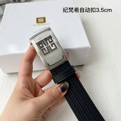 特 品牌： 巴宝莉 新款进口小牛皮，手感细腻柔软。搭配纯钢自动精品钢扣，男士必备！宽度：3.5Cm