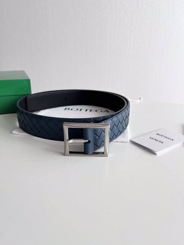 特 Bv 新款男士编织腰带 纯手工intreccio小格子编织 双面意大利小牛皮搭配复古银色针扣 侧面有标示 宽度35MM 颜色: 宝蓝色 黑色