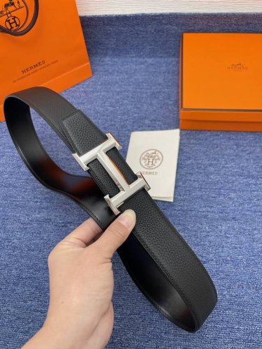 品牌爱马仕 特 描述采用高级真皮精制而成，触感厚实，饰以商标带扣。腰带为意大利尺寸，请在购买前参阅腰带尺寸指南. 铜扣金属配件 黑色皮革，采用环保工艺制作而成