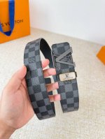 品名： Lv..路易..威登腰带皮带原单 型号：挂扣，经典纯钢材质挂扣，头层牛皮，图片实物拍摄 材料：头层牛皮，挂扣系列，纯钢材质扣头，钯镀电镀工艺永不掉色。原