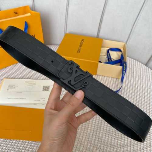配全套包装礼盒 驢家新品 寬度40Mm 原單新品 專櫃在售男士腰帶 全新工藝壓格子文襯托小牛皮底 搭配經典鍍鈀字母扣 雙面可用 多色選