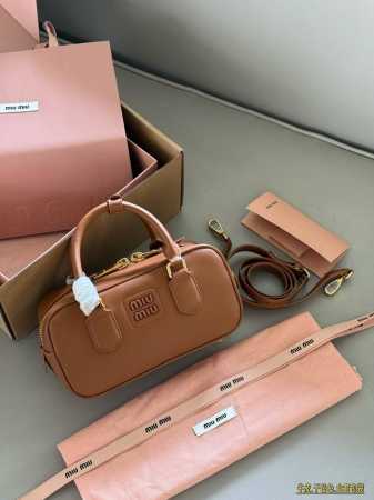 全套包装 Size：23*11Cm Miumiu保龄球 公文包 包包甜度刚好！ 很难不爱啊啊！ 可手拎也可斜挎 绝对不是小废包哦容量足足的~~ 出场就是Mium - 点击图像关闭