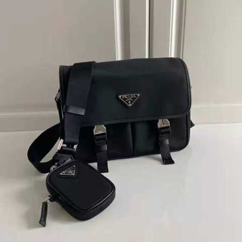 P家降落伞布邮差包，型号2Vd769中号，尺寸：26*20*10Cm，原单品质，这款尼龙翻盖手袋饰有经典的Saffiano皮革饰边，配有两枚旁开扣，采用进口尼龙