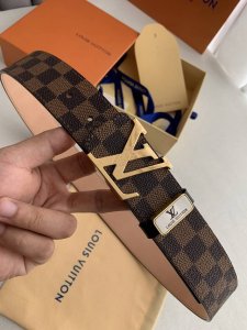 品名： Lv..路易..威登原单 型号：挂扣，图片实物拍摄 材料：头层牛皮，挂扣系列，纯钢质扣头，钯镀电镀工艺永不掉色。咖格磨砂皮底，专柜同等质量， 送人自用首