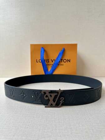 4.0宽 Lv Dimension 双面腰带将经典格调引入新颖尺幅设计。皮革压印 Lv 字母和 Monogram 花卉 新款钢扣 令品牌标识低调完成潮流蜕变 - 点击图像关闭