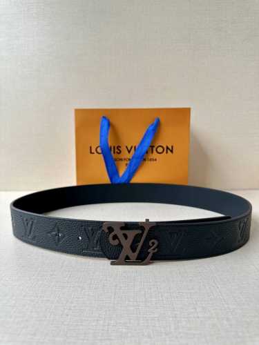 4.0宽 Lv Dimension 双面腰带将经典格调引入新颖尺幅设计。皮革压印 Lv 字母和 Monogram 花卉 新款钢扣 令品牌标识低调完成潮流蜕变