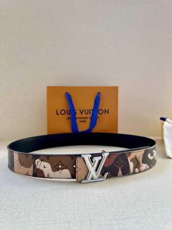 4.0宽 本款 Lv Initiales 双面腰带出自 Lv portrait 系列 以拼接图案诠释团结和沟通主题 男女面孔之间穿插 Monogram 元素 光 - 点击图像关闭