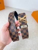 品名： Lv..路易..威登腰带皮带原单 型号：挂扣，经典纯钢材质挂扣，头层牛皮，图片实物拍摄 材料：头层牛皮，挂扣系列，纯钢材质扣头，钯镀电镀工艺永不掉色。原
