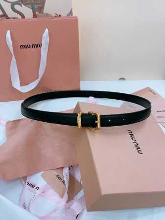 缪缪Miumiu专柜新款 这款皮革腰带是提升别致造型品味的理想之选 醒目的刻字五金徽标搭配方型针扣 手感柔软细腻的小牛皮 非常时尚百搭 宽: Cm - 点击图像关闭