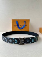 Lv Initiales 40 毫米双面腰带焕新标志性设计 以经典 帆布和柔软牛皮革呈现双面风尚 经典丝印路易威登Logo Lv 字母搭扣散发前卫气息 提供多种