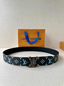 Lv Initiales 40 毫米双面腰带焕新标志性设计 以经典 帆布和柔软牛皮革呈现双面风尚 经典丝印路易威登Logo Lv 字母搭扣散发前卫气息 提供多种