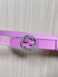 4.0宽新款淡雅色调巧妙融合文艺复兴时期的美学意象，焕新演绎 年代男士风尚。这款腰带饰有双G细节，交织字母图案配件和浅粉色超级双G帆布面料令其更添魅力，接皮。